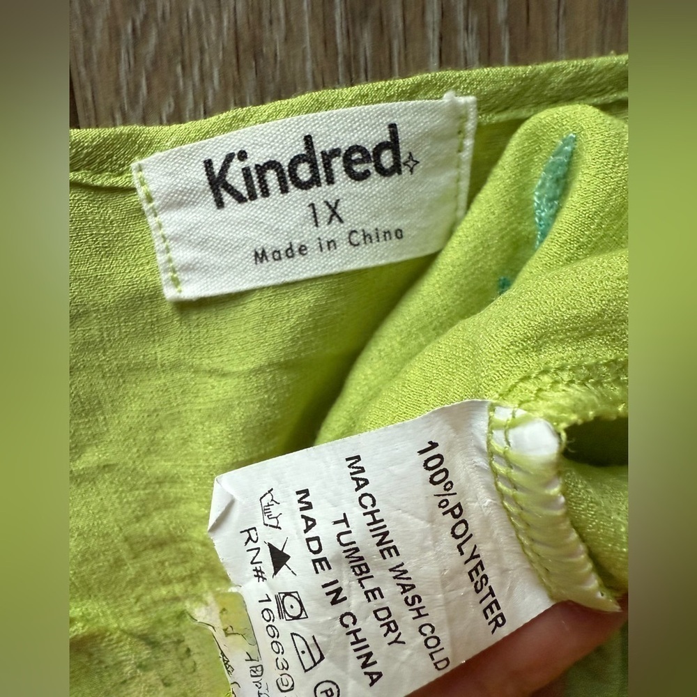 Kindred floral embroidered V-neck top Size 1X - Picture 6 of 6